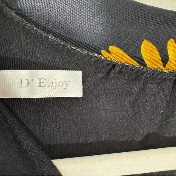 D’enjoy Sunflower Print bell sleeve top - Picture 6 of 9